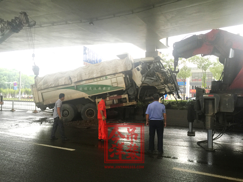 交通施救（高架橋下，限制空間）